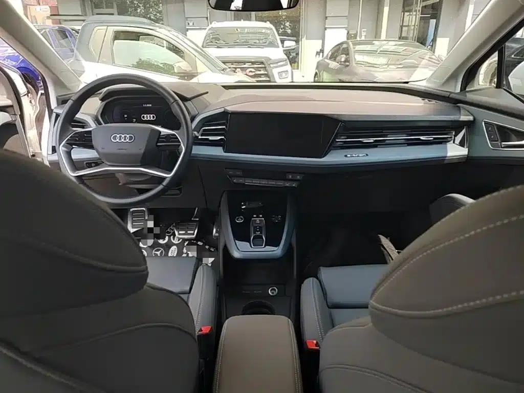 Audi Q5 e-tron 2023 Model 40 e-tron Star Edition - Fashion Set — миниатюра 10