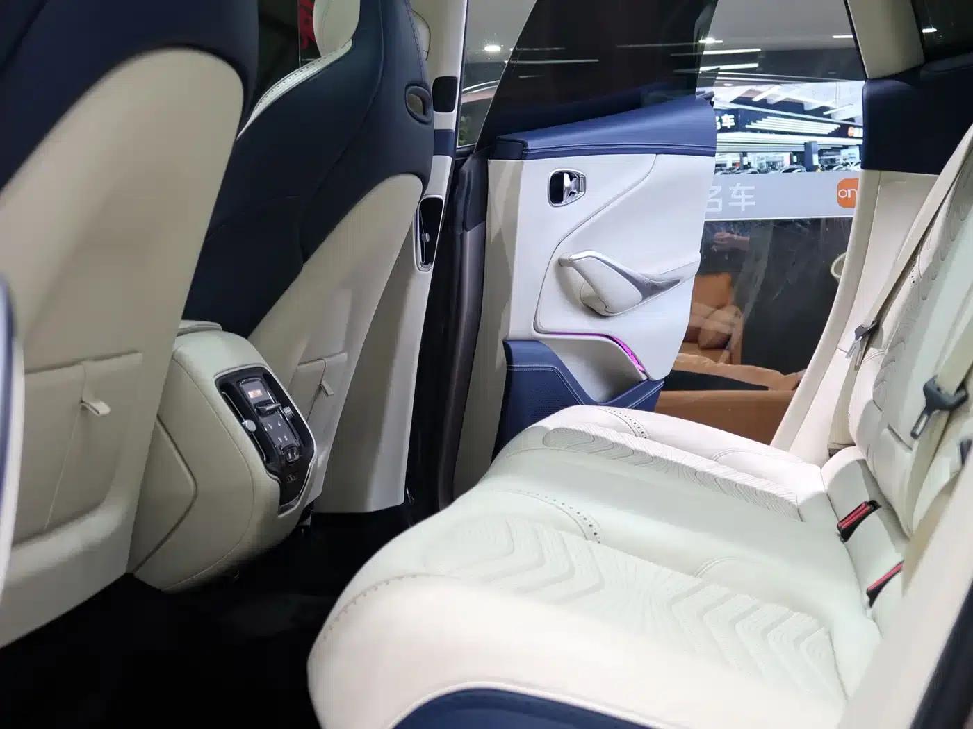Aston Martin DBX 2020 4.0T V8 1913 First Edition Limited Edition — миниатюра 11