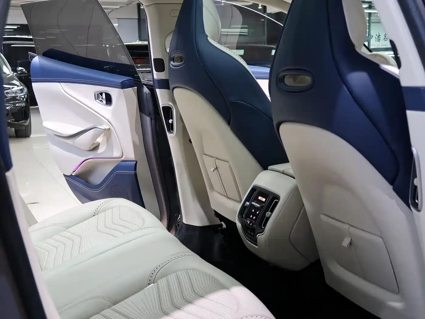 Aston Martin DBX 2020 4.0T V8 1913 First Edition Limited Edition — миниатюра 13