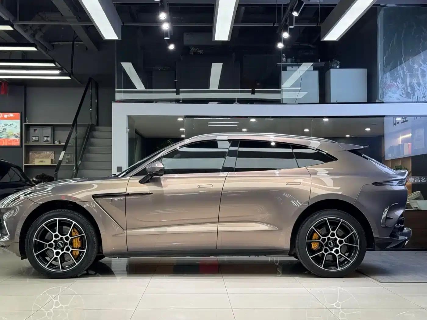 Aston Martin DBX 2020 4.0T V8 1913 First Edition Limited Edition — миниатюра 3