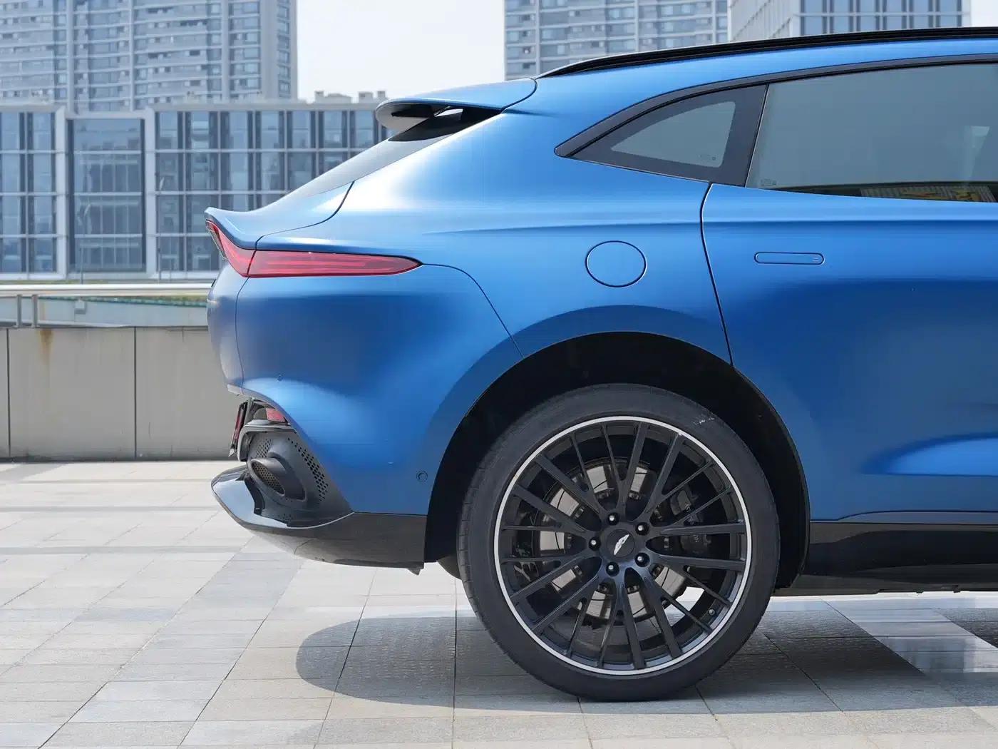 Aston Martin DBX 2022 3.0T STRAIGHT-SIX — миниатюра 4