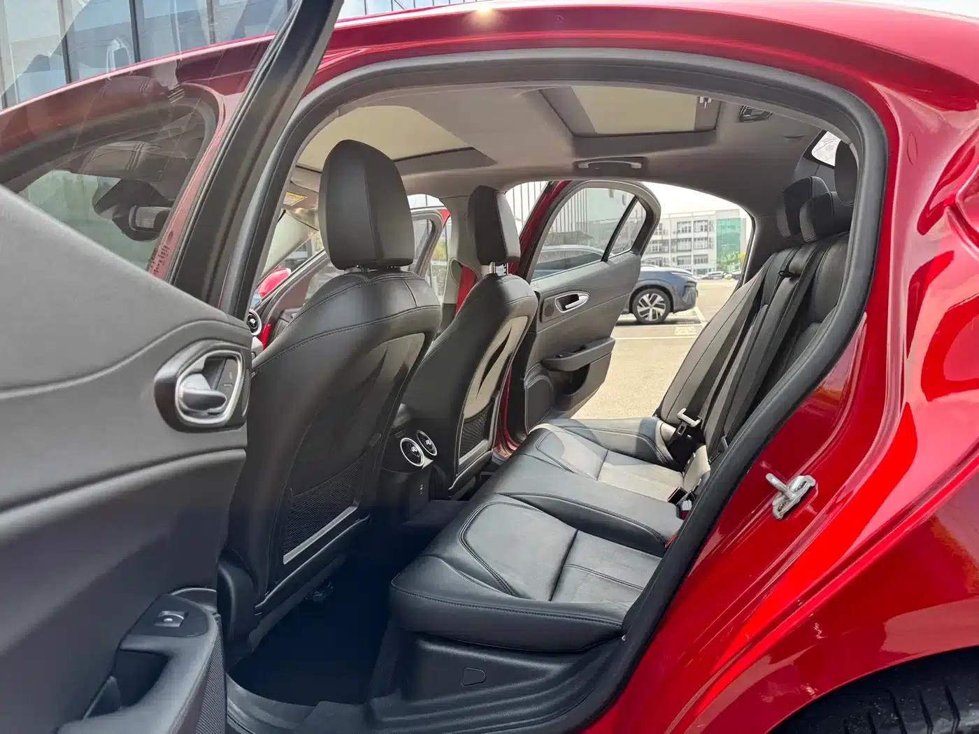 Giulia Juliet 2017 2.0T 280HP Luxury Edition — миниатюра 8