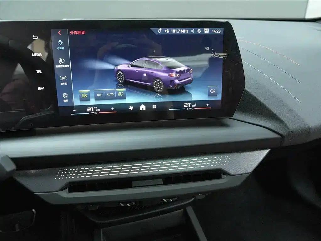 2025 BMW M235L — миниатюра 9