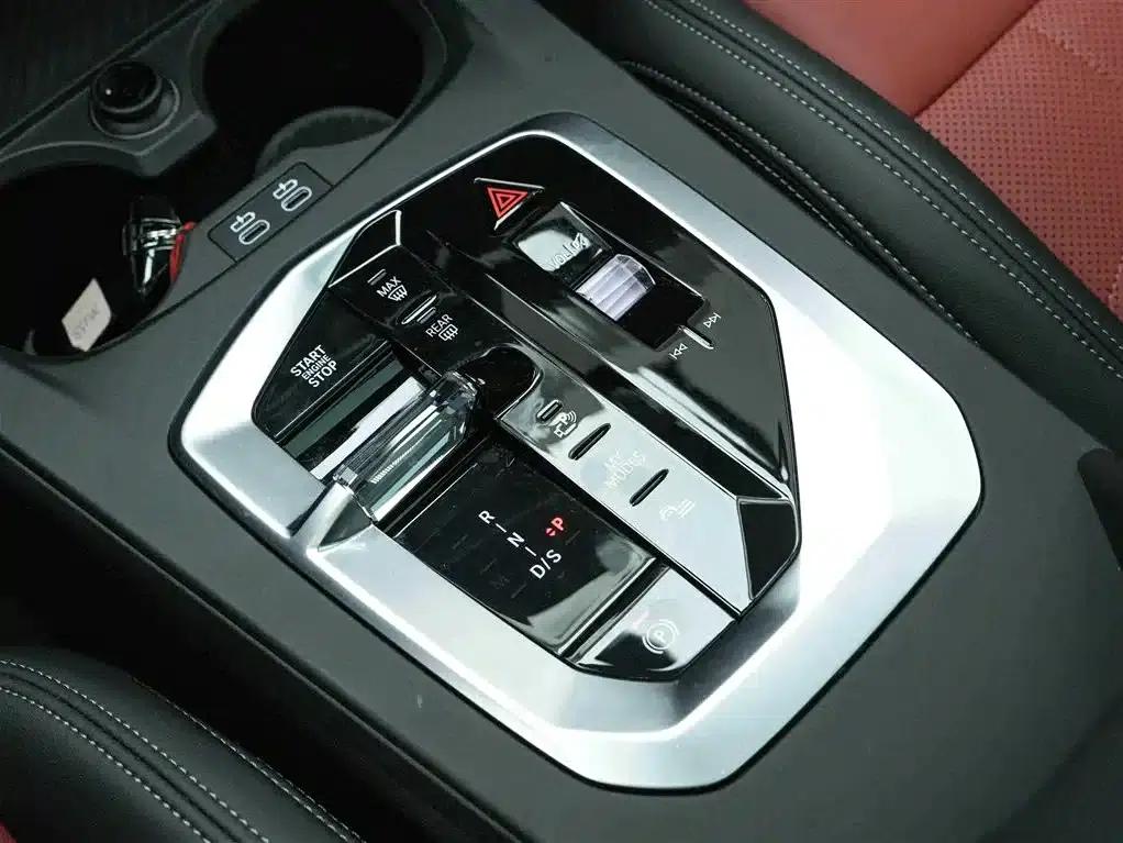 2025 BMW M235L — миниатюра 10