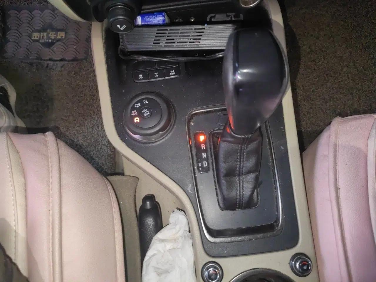 Ford Everest 2016 2.0T Gasoline Automatic 4x4 Elite Edition — миниатюра 15