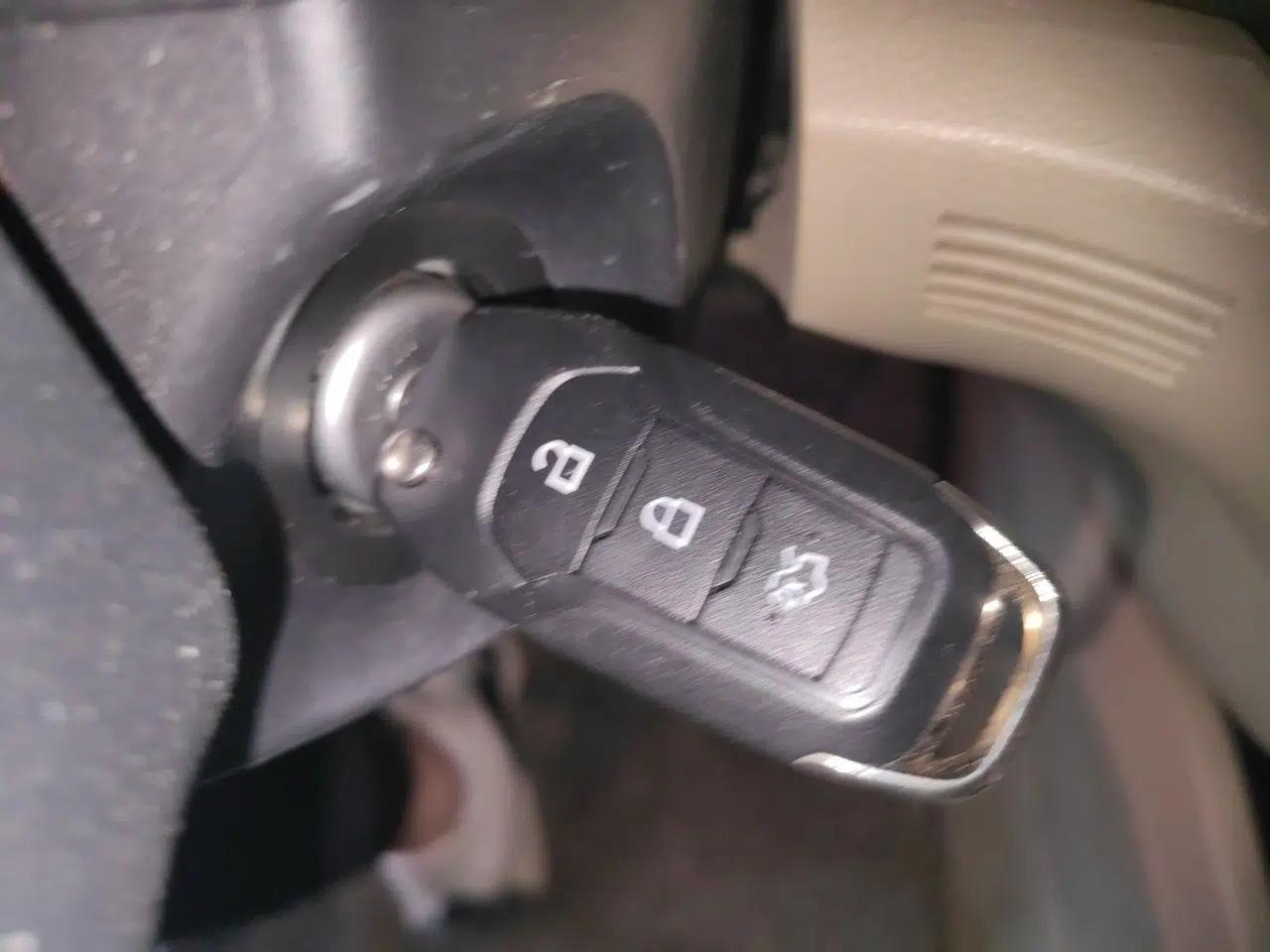 Ford Everest 2016 2.0T Gasoline Automatic 4x4 Elite Edition — миниатюра 9