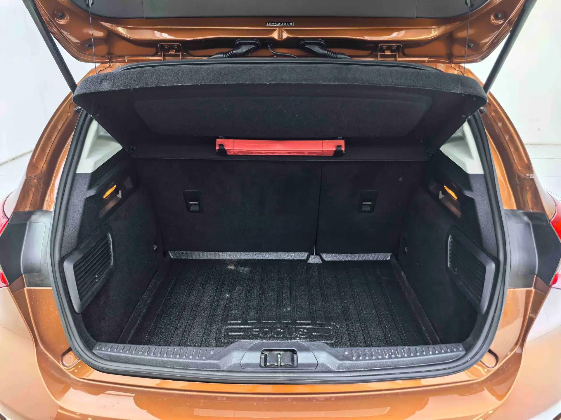 Ford Focus Active 2020 EcoBoost 180 Automatic Trendy Model — миниатюра 17