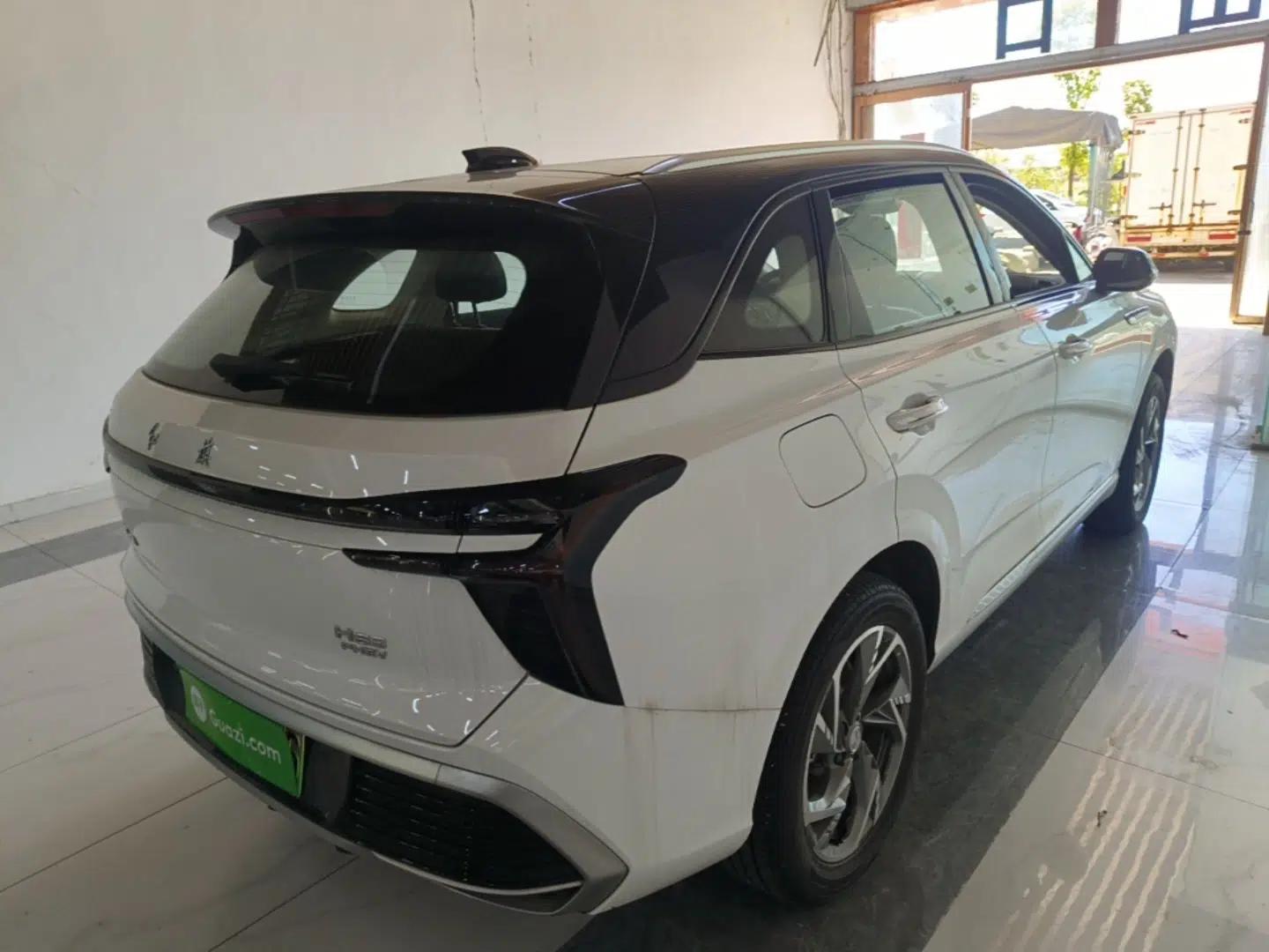Hongqi HS3 PHEV 2025 Model 125km Jingwei 2 Millionth Anniversary Edition — миниатюра 6
