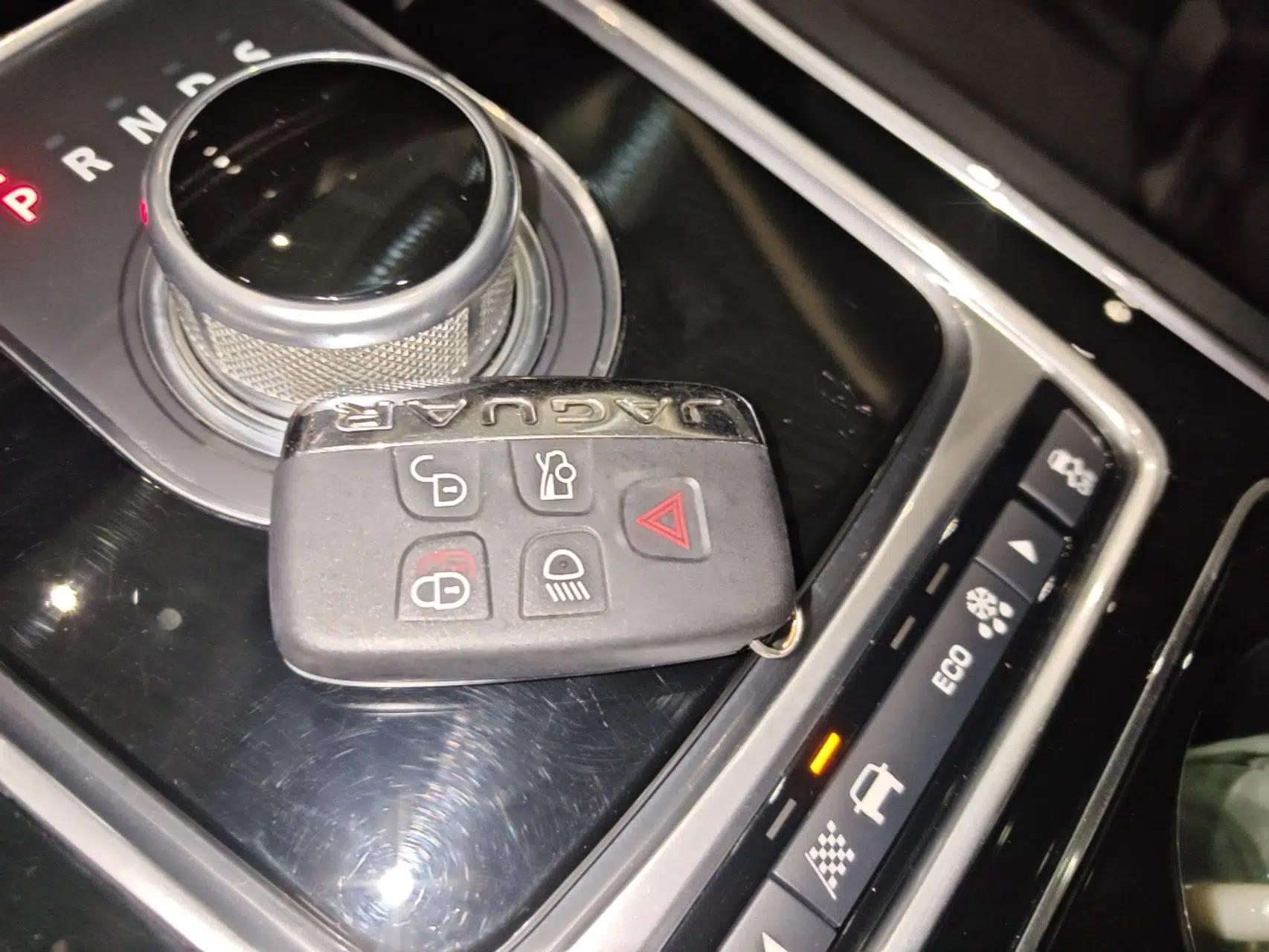 Jaguar XE 2015 2.0T 200 PS R-Sport — миниатюра 12