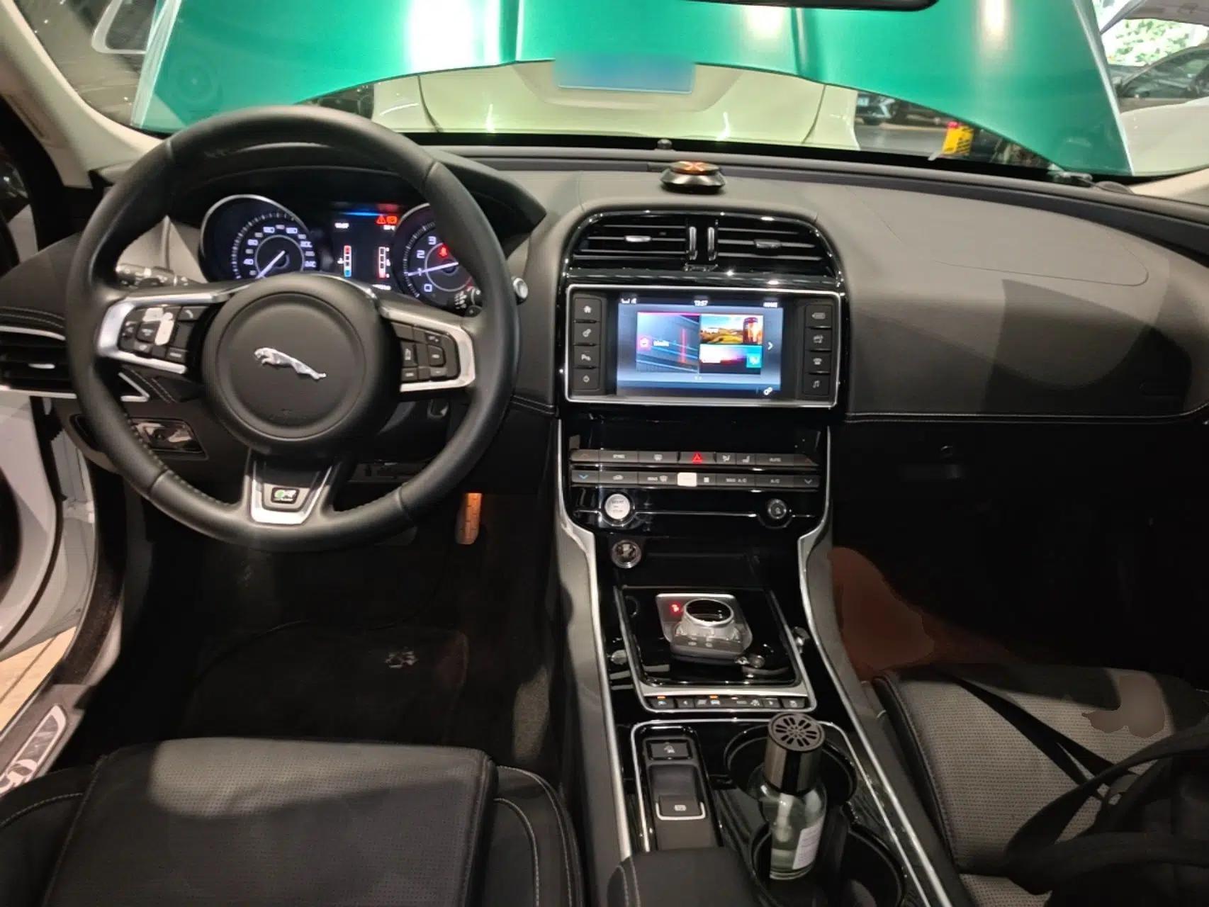 Jaguar XE 2015 2.0T 200 PS R-Sport — миниатюра 13
