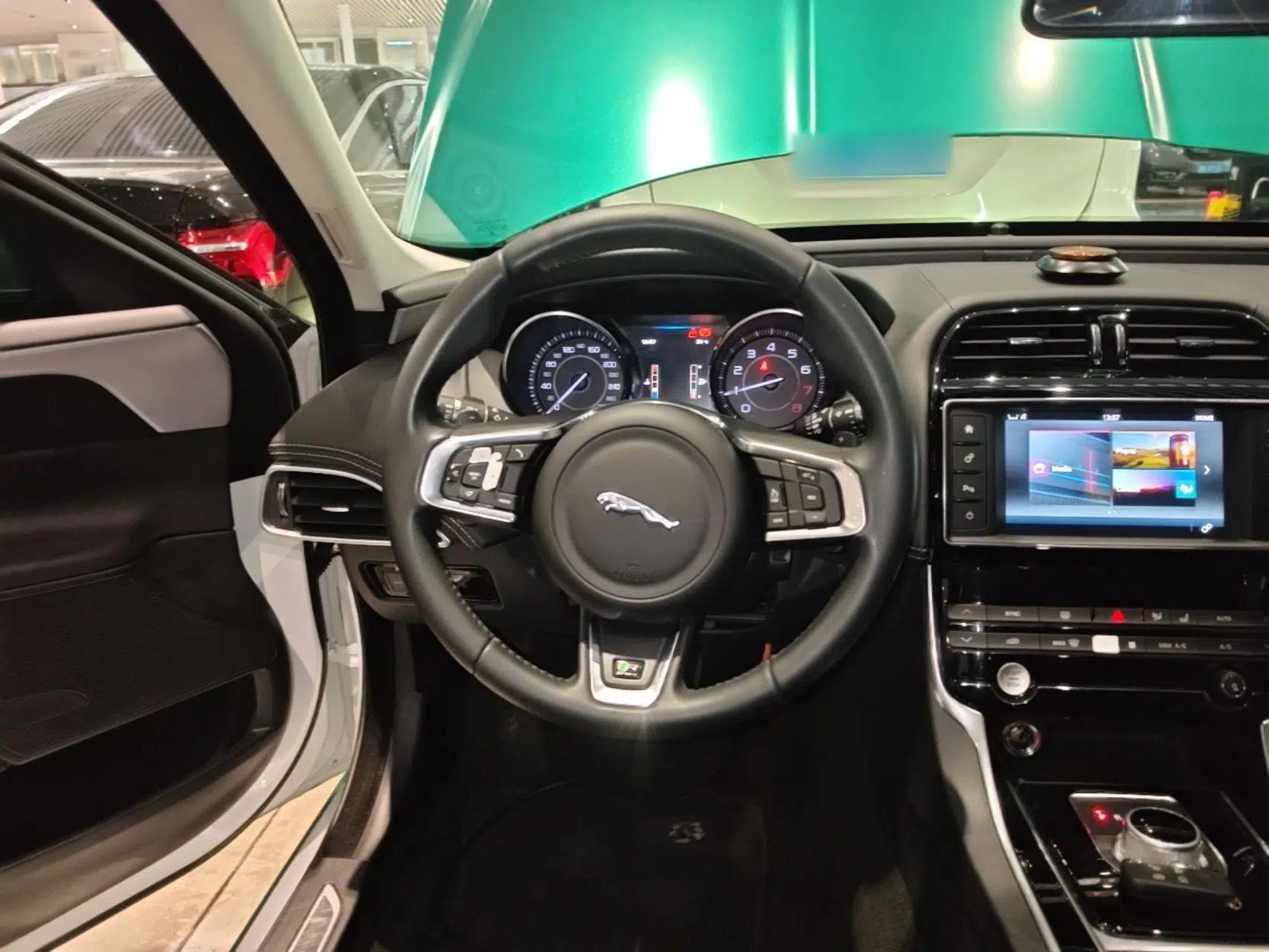 Jaguar XE 2015 2.0T 200 PS R-Sport — миниатюра 14