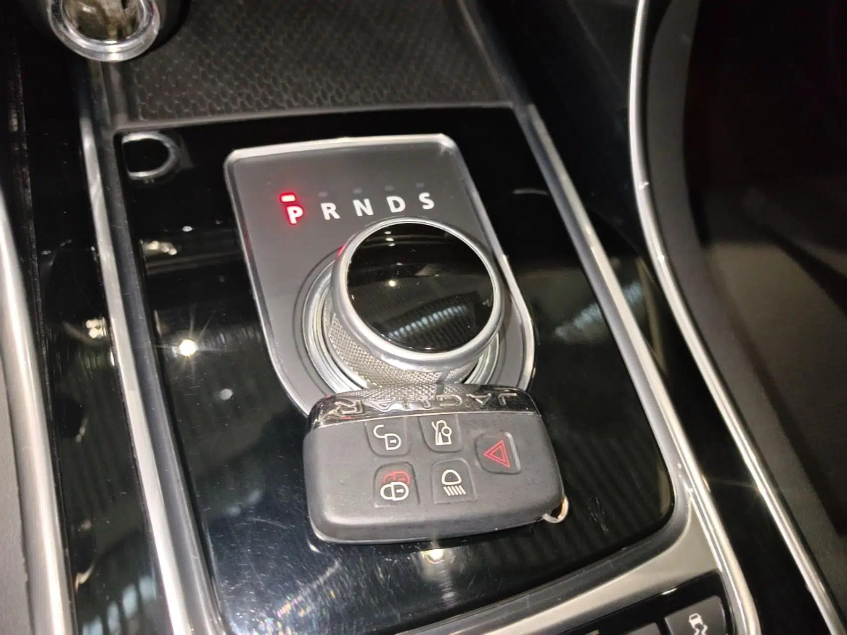 Jaguar XE 2015 2.0T 200 PS R-Sport — миниатюра 17