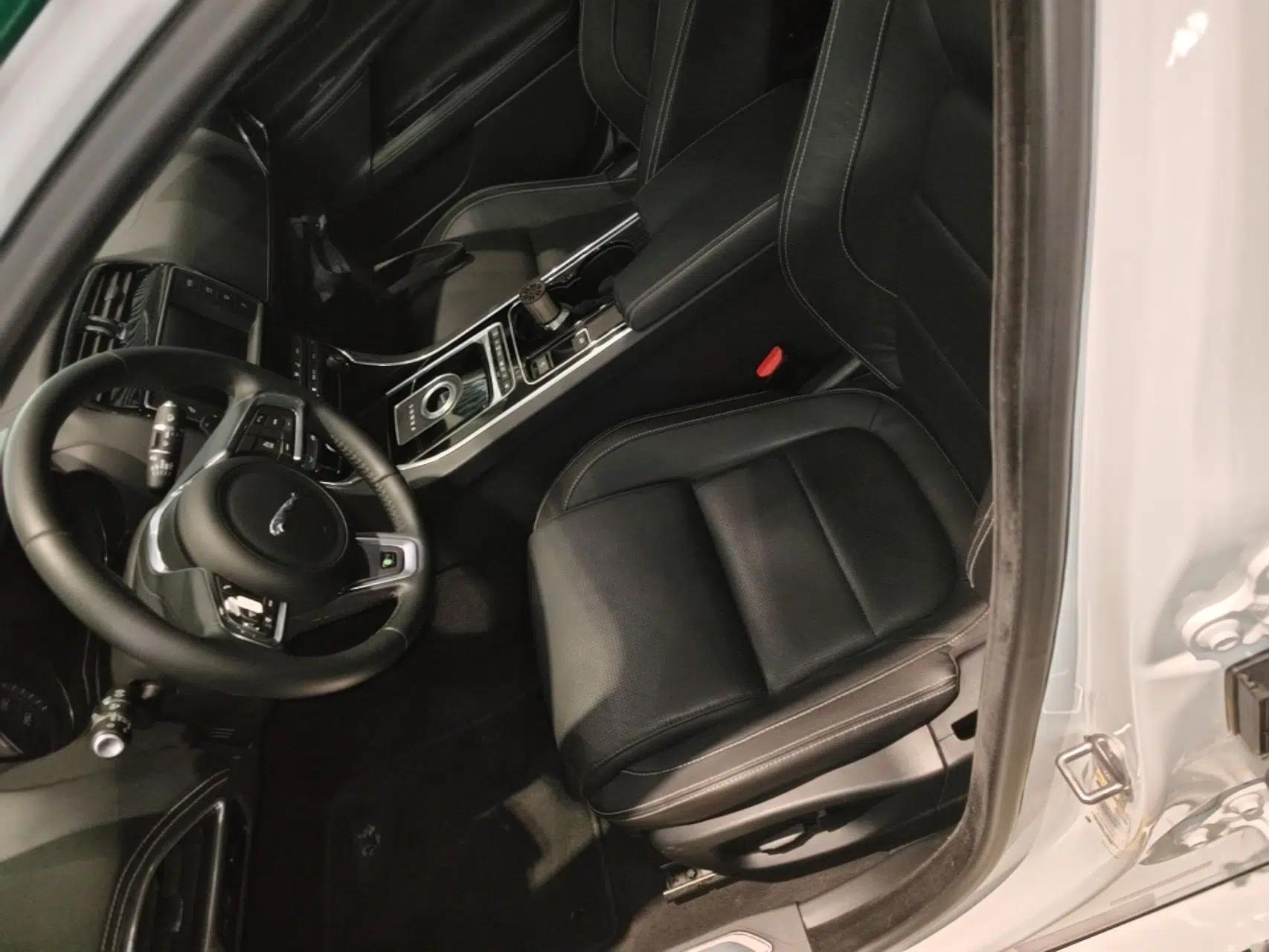Jaguar XE 2015 2.0T 200 PS R-Sport — миниатюра 18