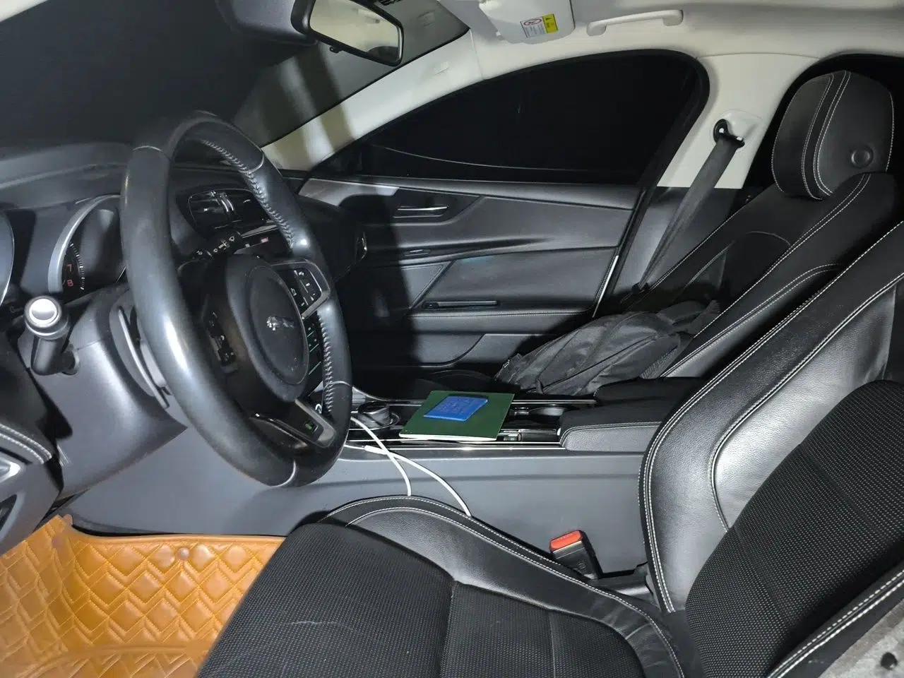Jaguar XE 2015 2.0T 200 PS R-Sport — миниатюра 16