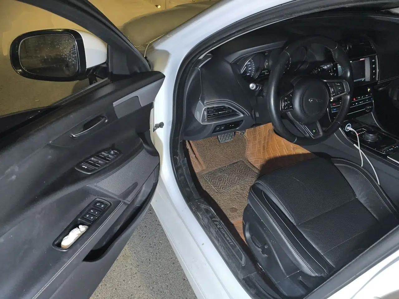 Jaguar XE 2015 2.0T 200 PS R-Sport — миниатюра 17