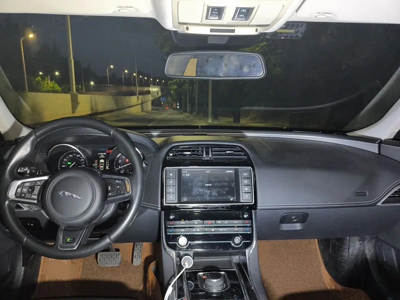 Jaguar XE 2015 2.0T 200 PS R-Sport — миниатюра 10