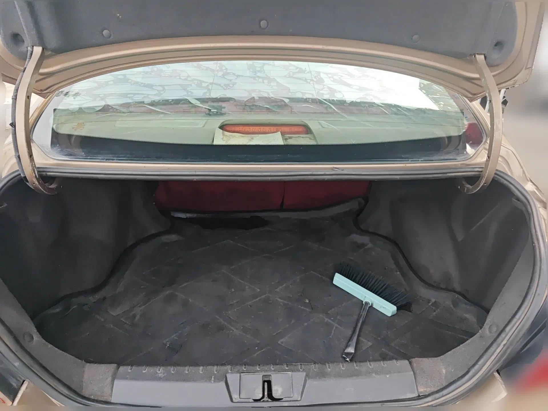 Geely Auto Classic Emgrand 2013 Sedan 1.5L Manual Entry-Level Model — миниатюра 20