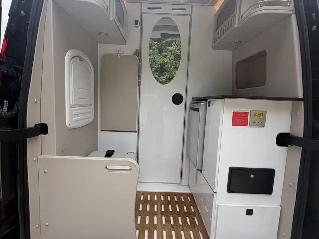 Ford Transit T8 2024 T8 2.3T Diesel Automatic Mid-Wheelbase Mid-Roof 6-Seater Multi-Functional Version 2/2/2 — миниатюра 8