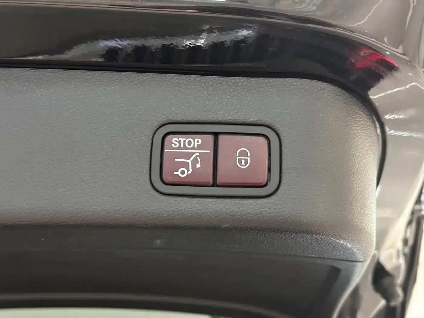 2014 Mercedes-Benz M-Class AMG ML 63 — миниатюра 18