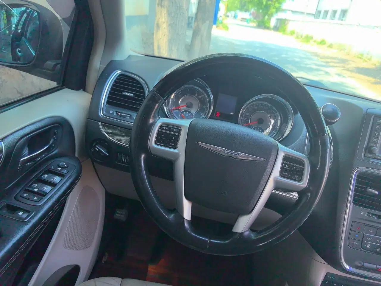 Chrysler Grand Voyager 2013 3.6L Luxury Edition — миниатюра 11