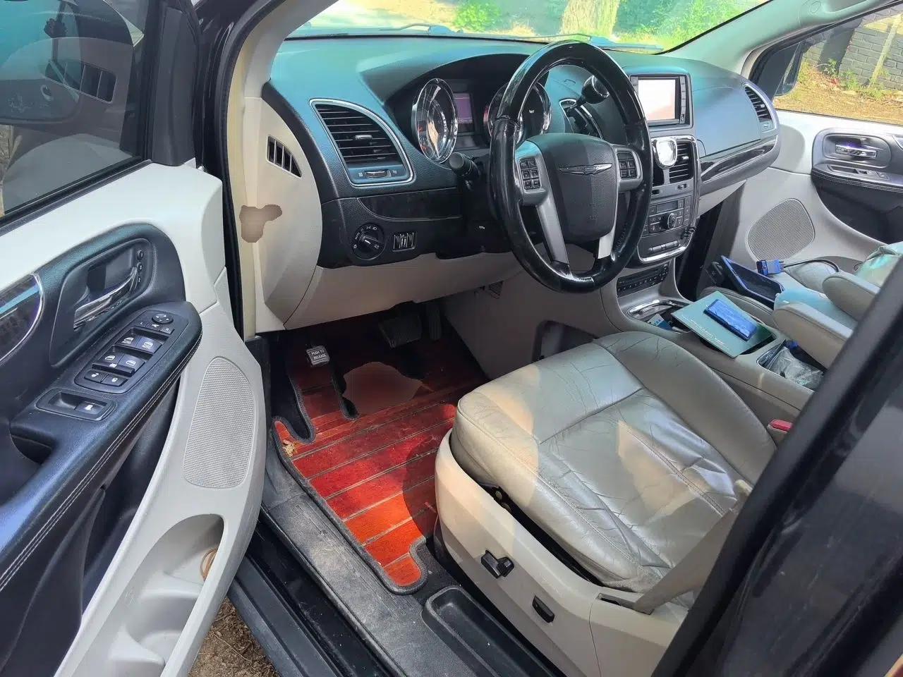 Chrysler Grand Voyager 2013 3.6L Luxury Edition — миниатюра 17