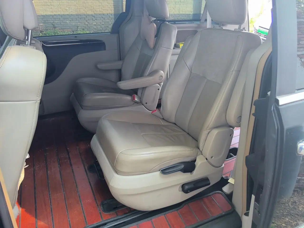Chrysler Grand Voyager 2013 3.6L Luxury Edition — миниатюра 18