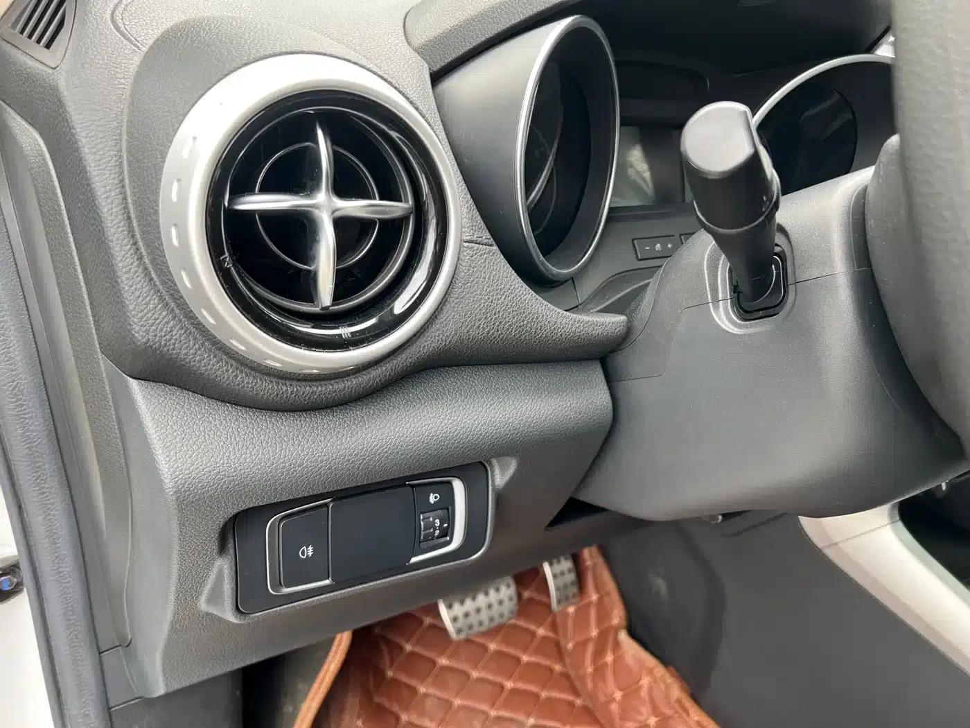 2017 Yuan 1.5L Automatic Cool and Stylish Model — миниатюра 20