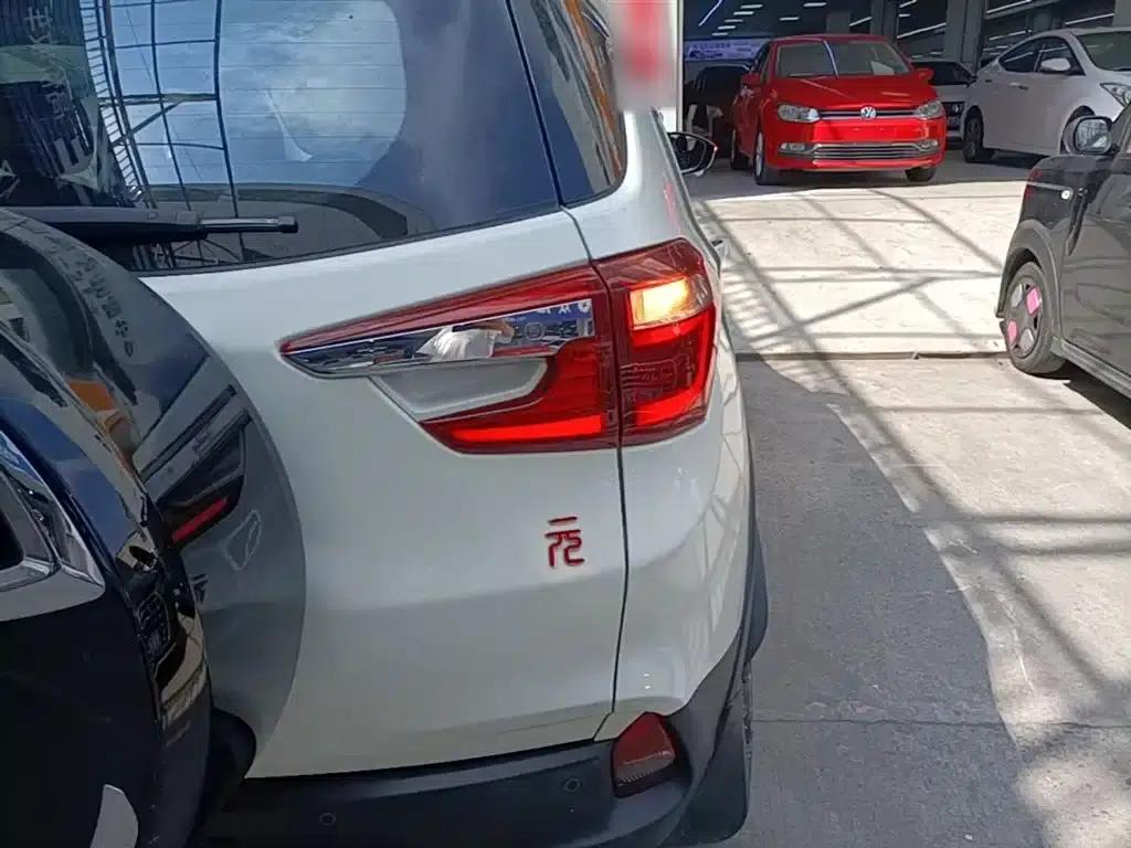 2016 Yuan 1.5L Manual Premium Model — миниатюра 8