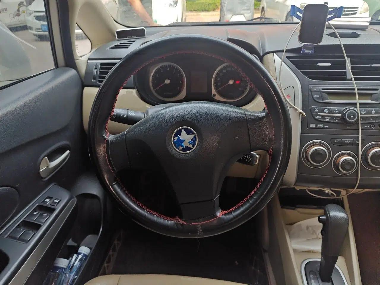 Venucia R50 2013 1.6L Automatic Luxury Edition — миниатюра 11