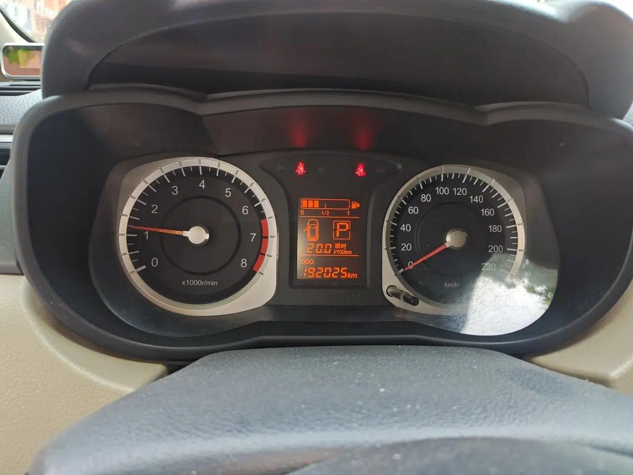 Venucia R50 2013 1.6L Automatic Luxury Edition — миниатюра 12