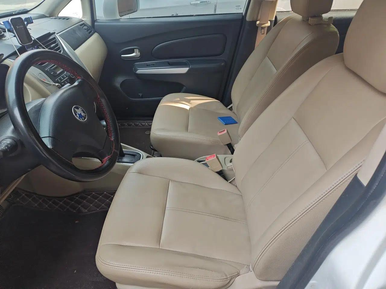 Venucia R50 2013 1.6L Automatic Luxury Edition — миниатюра 16