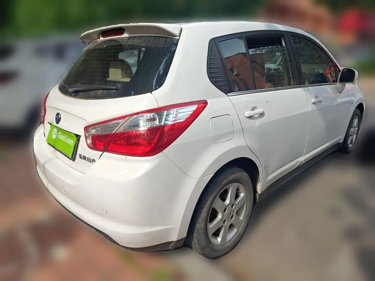 Venucia R50 2013 1.6L Automatic Luxury Edition — миниатюра 6