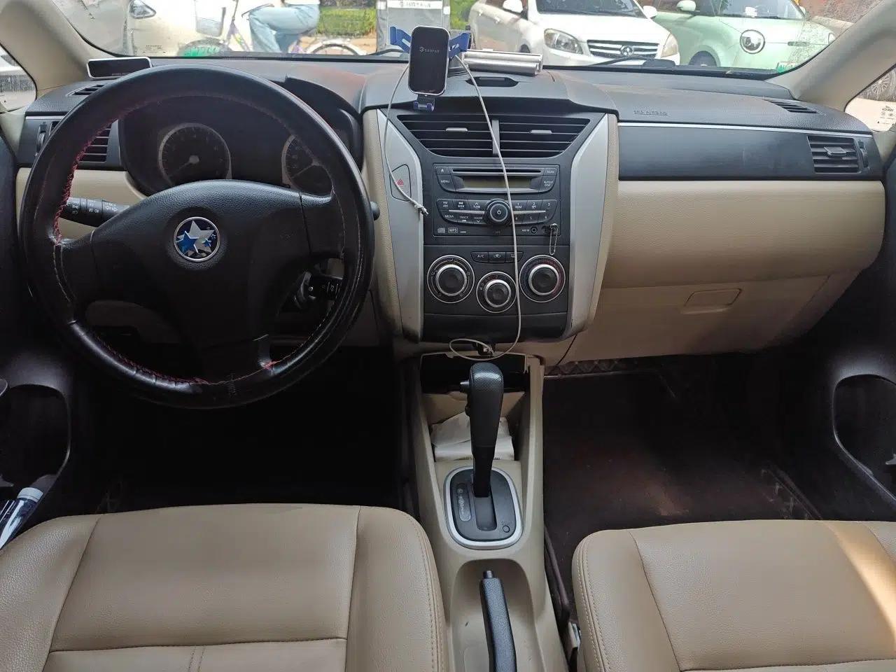Venucia R50 2013 1.6L Automatic Luxury Edition — миниатюра 10