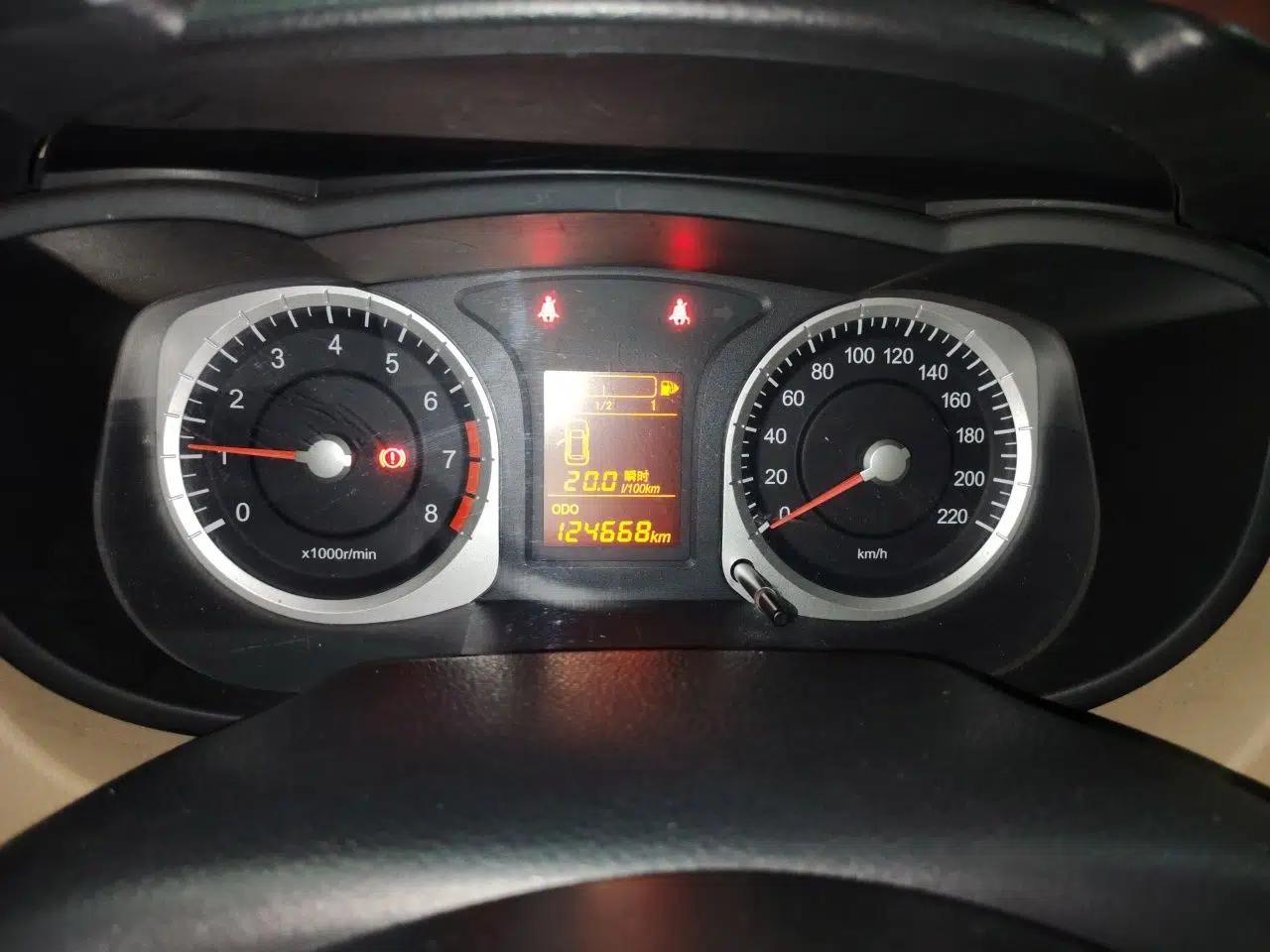 Venucia R50 2013 1.6L Manual Fashion Edition — миниатюра 12