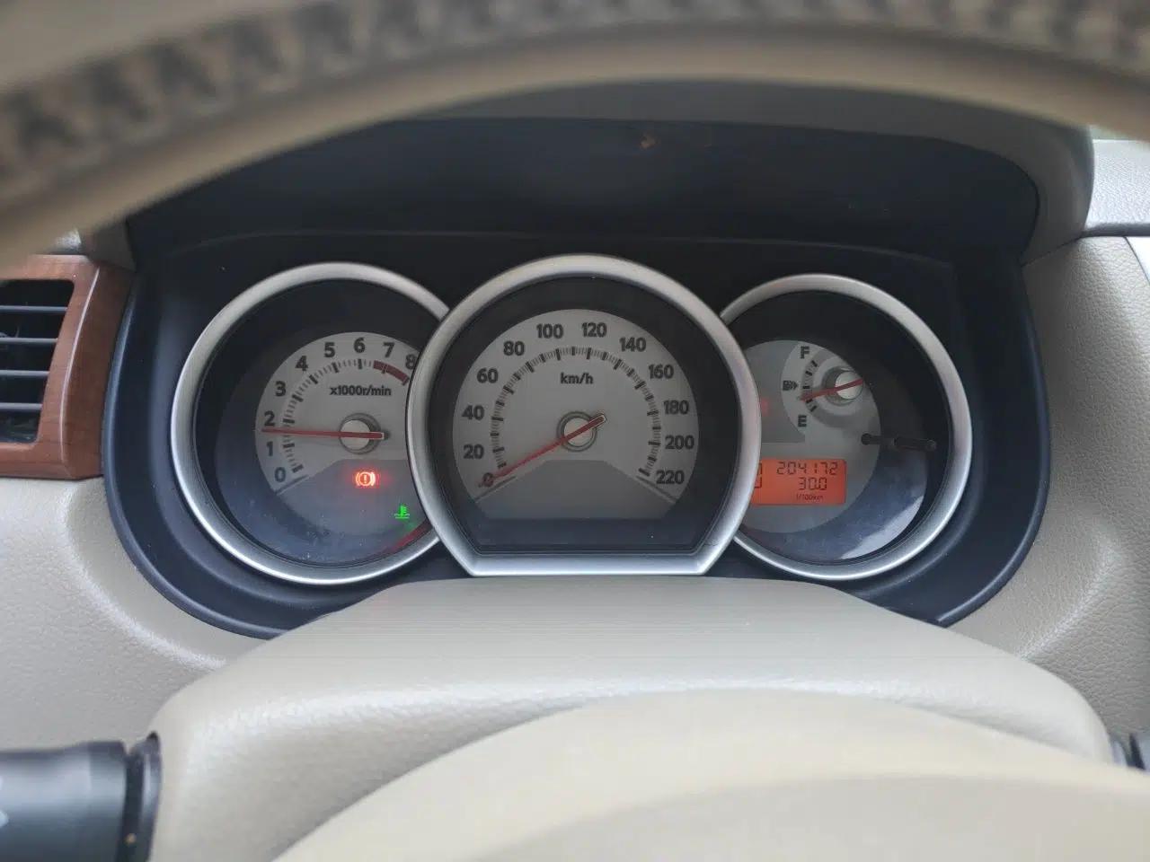 Nissan Tiida Sedan 2008 1.6L Automatic Smart Version — миниатюра 12