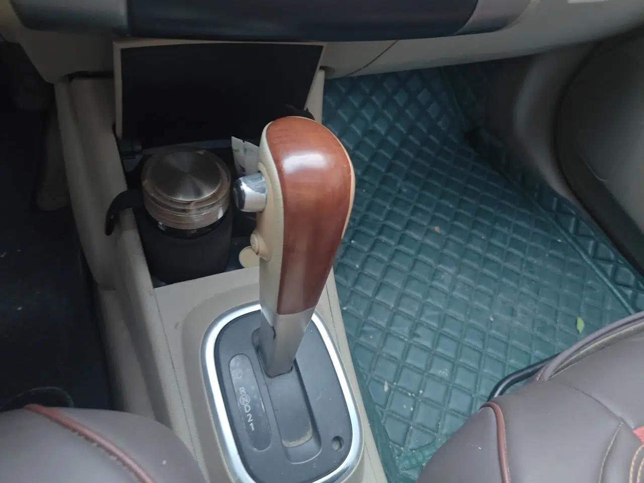 Nissan Tiida Sedan 2008 1.6L Automatic Smart Version — миниатюра 15