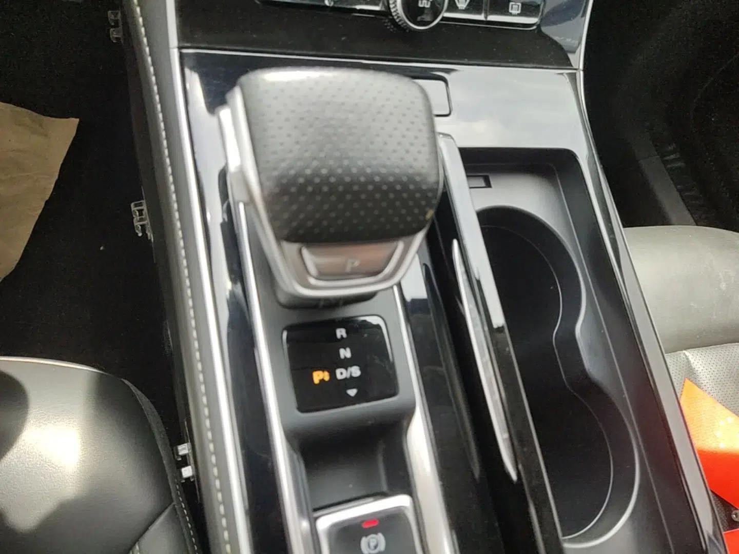 Roewe i6 MAX 2020 300TGI Automatic "Swell Cool Smart Drive" Edition — миниатюра 17