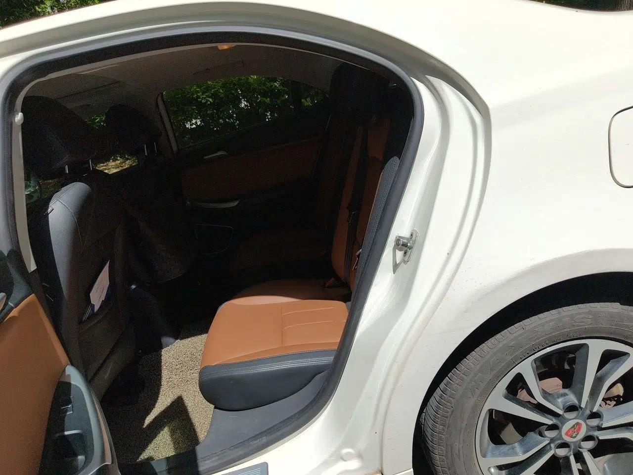 Roewe e550 2016 Deluxe Edition — миниатюра 18