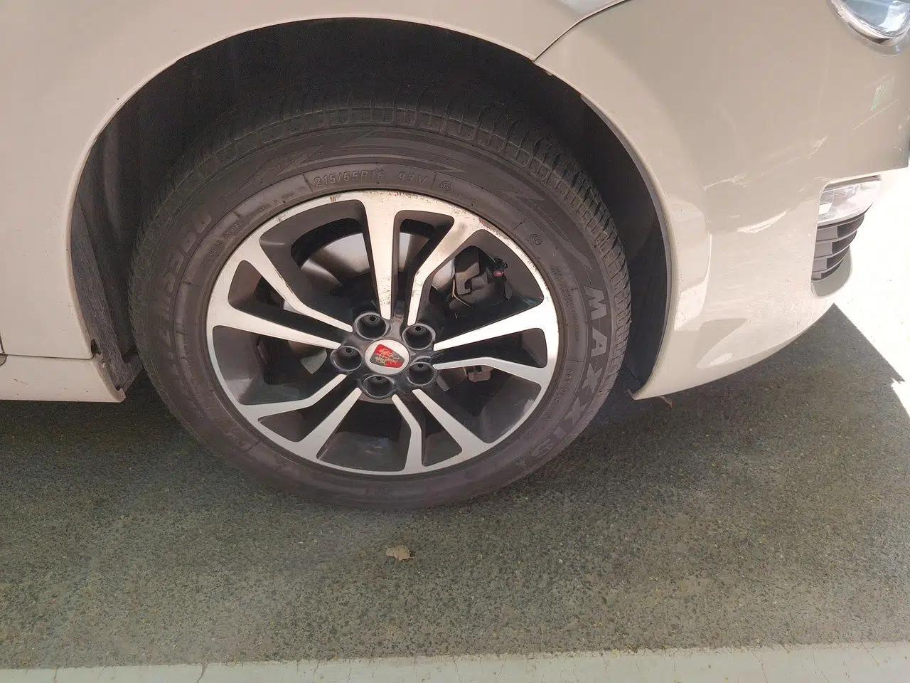 Roewe e550 2016 Deluxe Edition — миниатюра 8