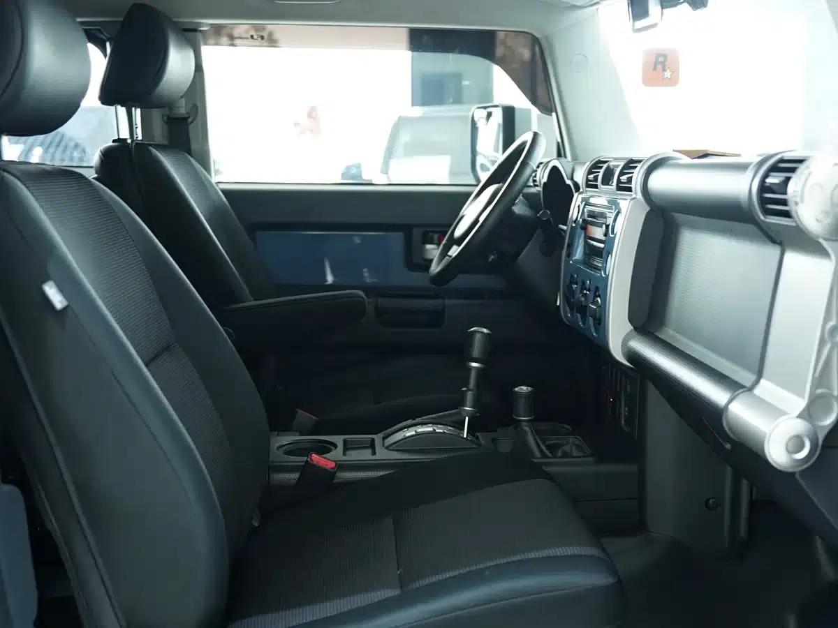 2016 FJ Cruiser 4.0L Automatic — миниатюра 12