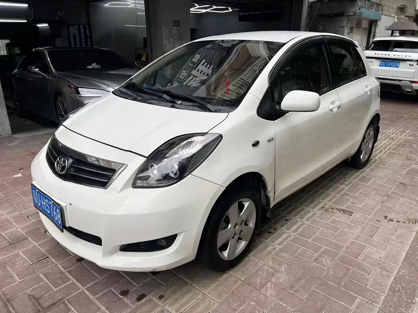 2011 Toyota Yaris 1.6E Automatic Dynamic Edition — миниатюра 1