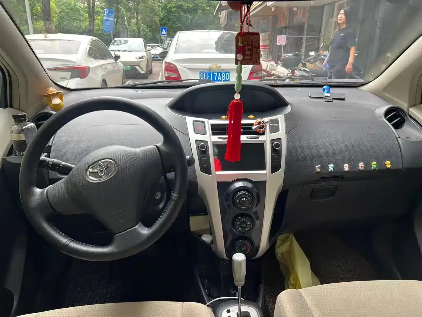 2011 Toyota Yaris 1.6E Automatic Dynamic Edition — миниатюра 6