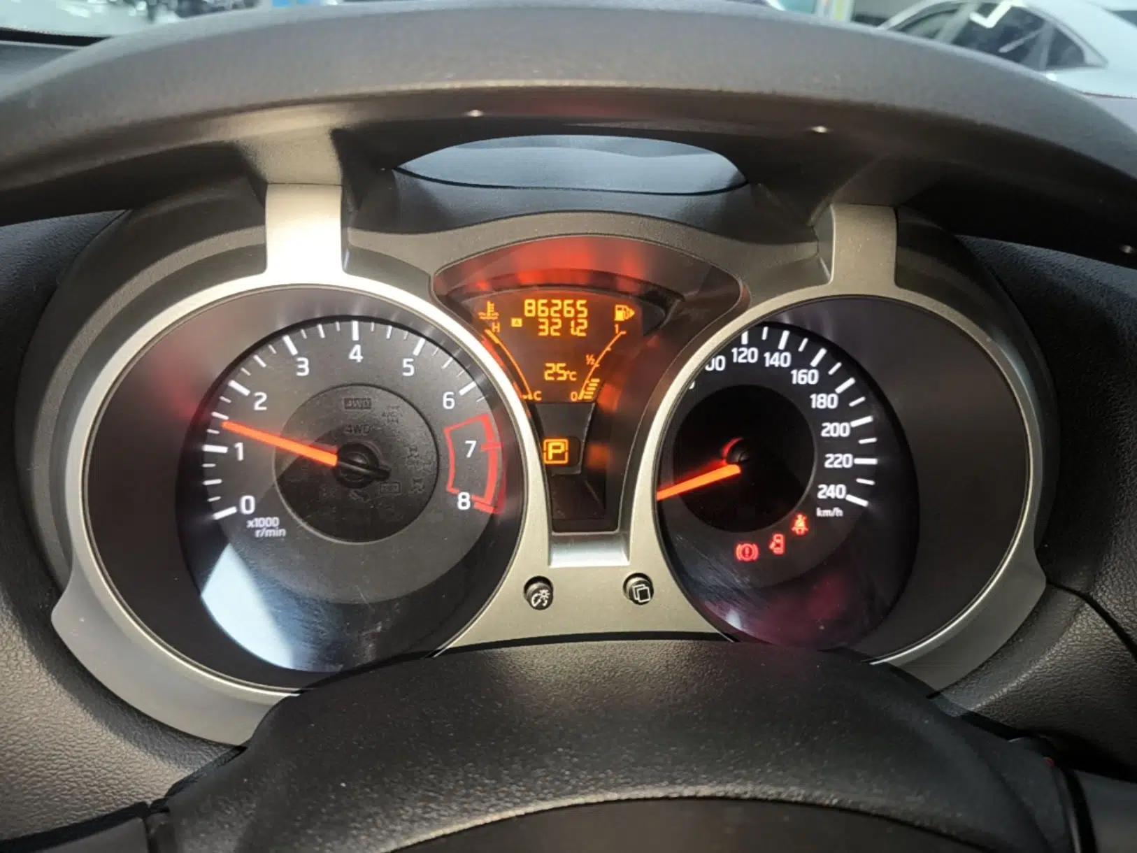 Infiniti ESQ 2014 1.6L Spontaneous Edition — миниатюра 14