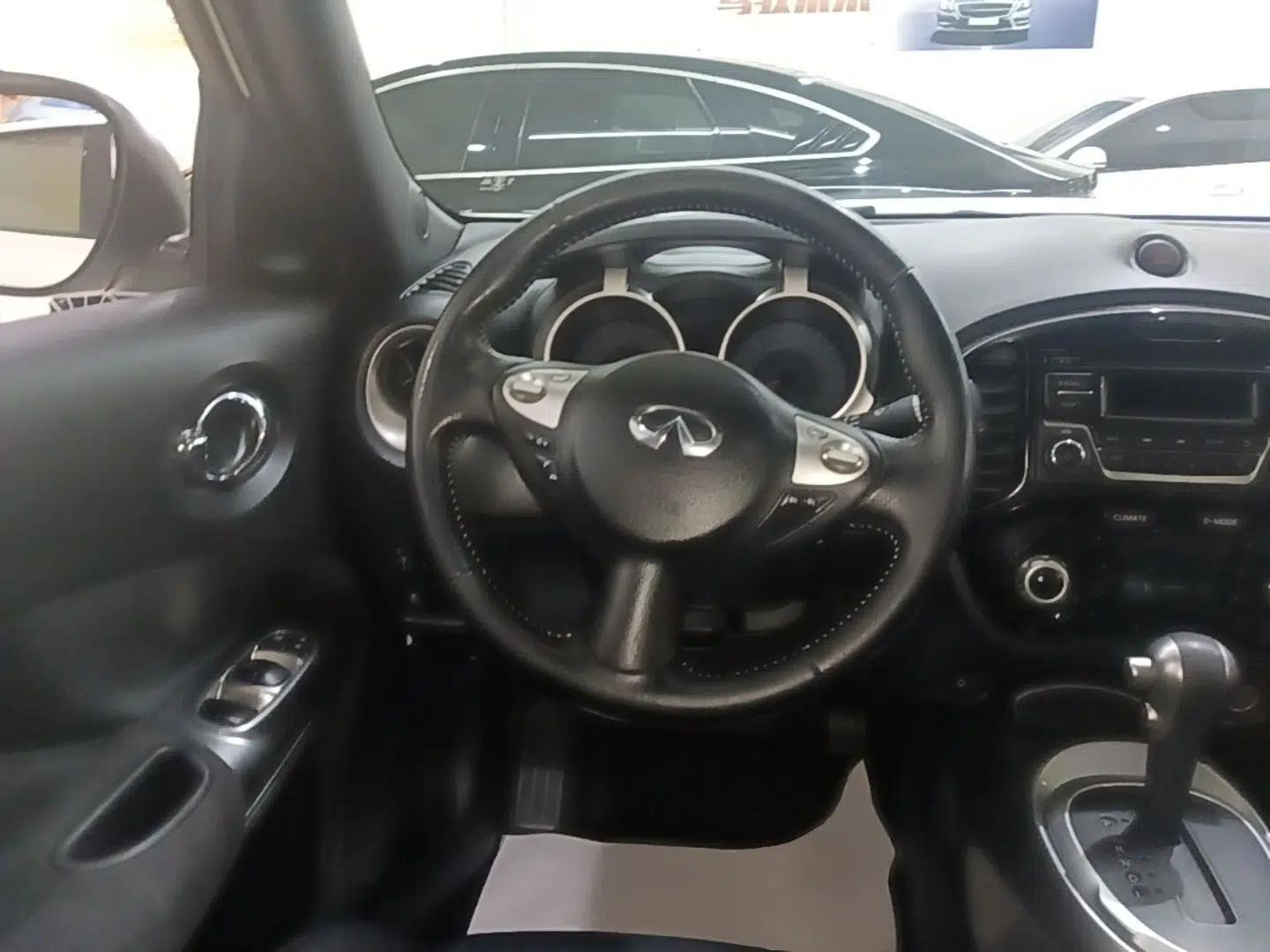 Infiniti ESQ 2014 1.6L Spontaneous Edition — миниатюра 14