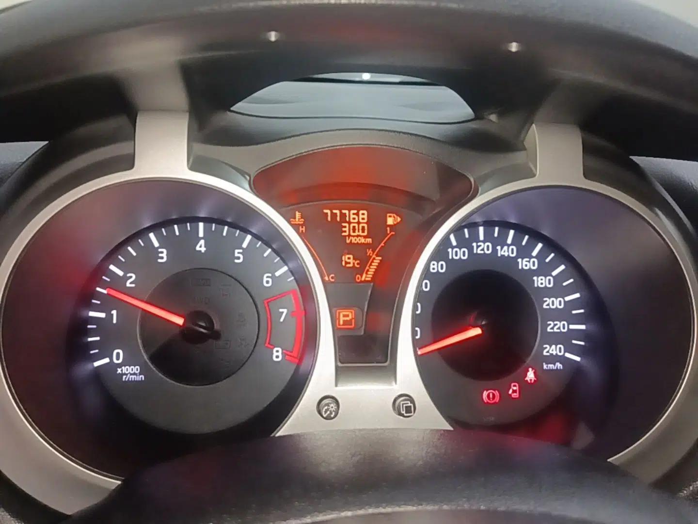 Infiniti ESQ 2014 1.6L Spontaneous Edition — миниатюра 15