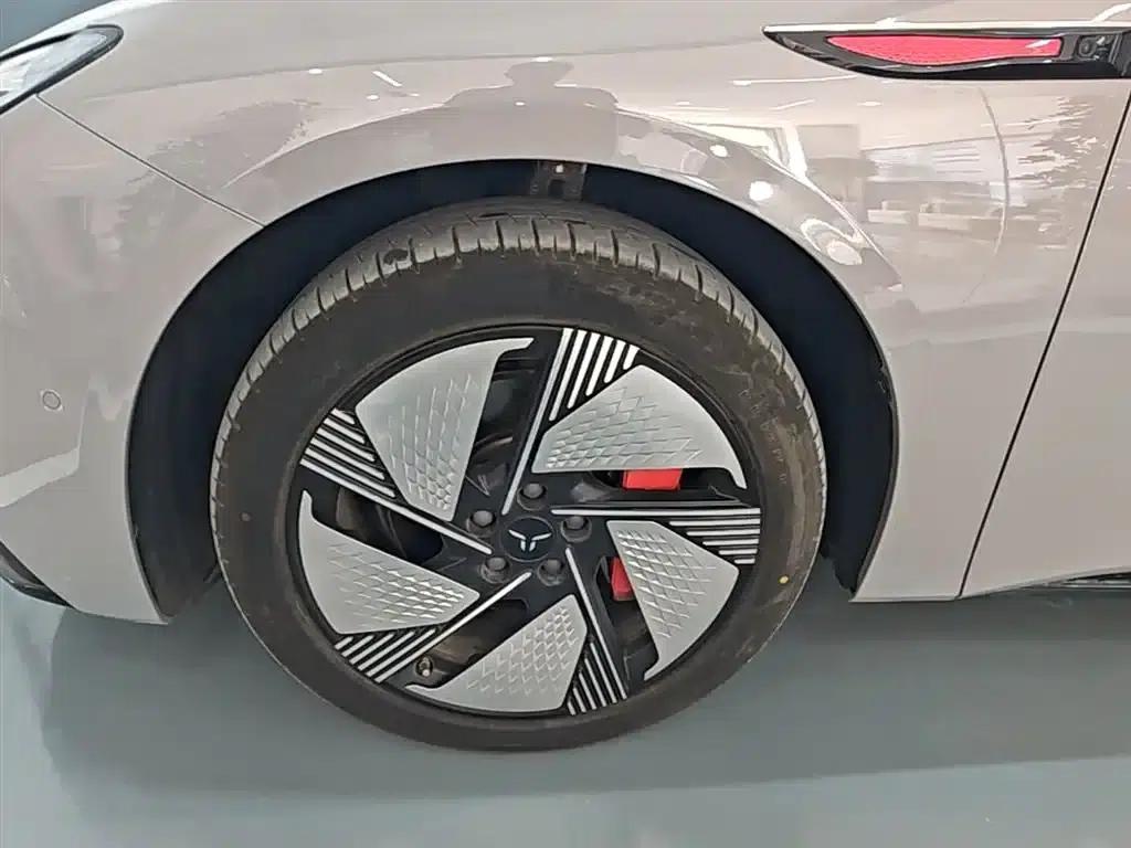 Hongqi EH7 2025 640 AWD Smart Selection Edition — миниатюра 23