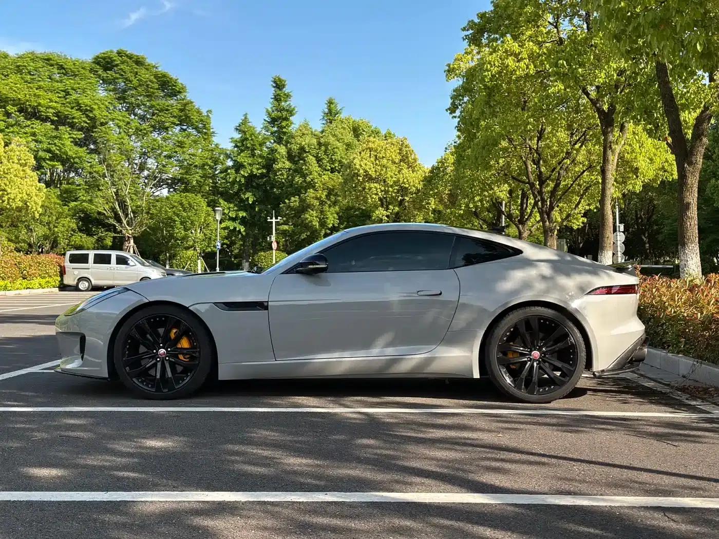 Jaguar F-TYPE 2019 2.0T Hardtop — миниатюра 2