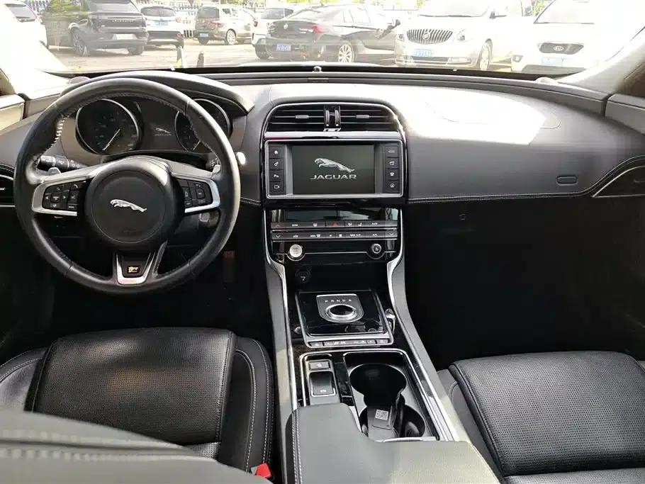Jaguar XE 2018 2.0T 300PS AWD R-Sport — миниатюра 12