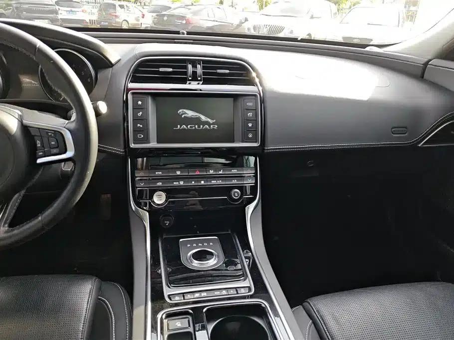 Jaguar XE 2018 2.0T 300PS AWD R-Sport — миниатюра 13