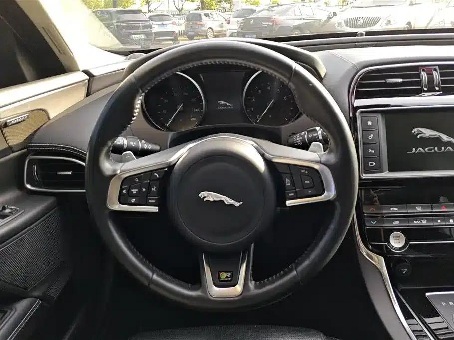 Jaguar XE 2018 2.0T 300PS AWD R-Sport — миниатюра 15